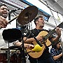 Un Montón de Estrellas. Cumbia Song.  Diego Oyola: Percussion. Martin Arce: Vocal and Guitar. : Fotos Subte 38 25 Ene 2017